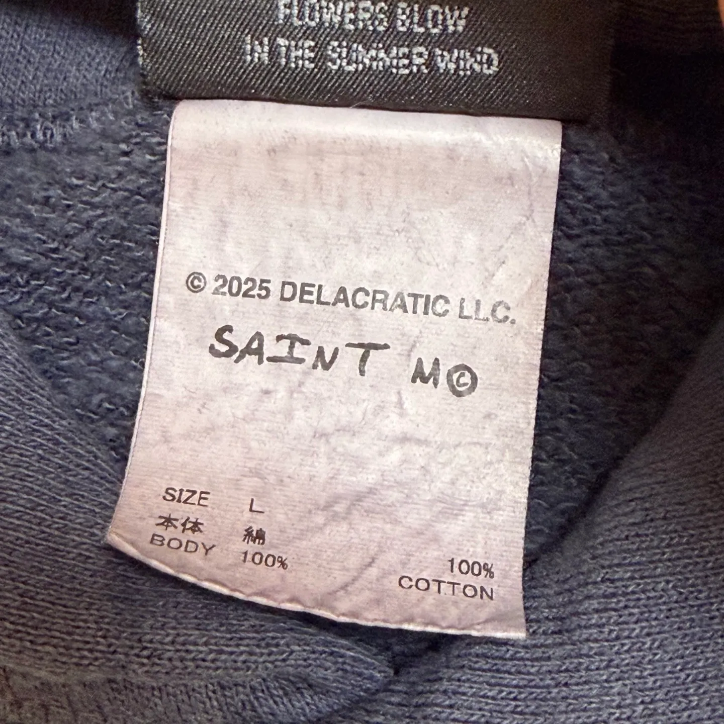 More details SAINT Mxxxxxx × DE LA SOUL DLS_HOODIE/DE LA SOUL/BLK DE LA SOUL co-branded potted plant destruction hoodie, washed black S-XL, a very important hoodie this season. It embodies the brand philosophy through the humorous potted plant and slogan design. In addition, through a large number of hand-made fraying, cutting and other destruction processing, as well as heavy washing and oxidative fading treatment, it creates a perfect vintage effect. Original mold opening Customized co-branded main mark and wash water mark, correct version
